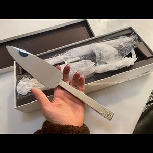 Vera wang cake cutting set